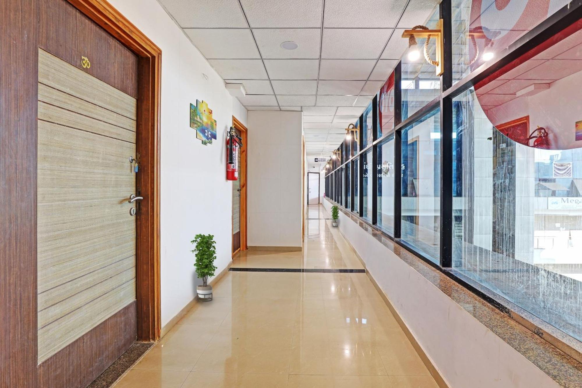 Hotel Silk, Premier Budget Friendly Luxury Hotel In Surat, Perfect For Families, Couples And Business Travelers Экстерьер фото